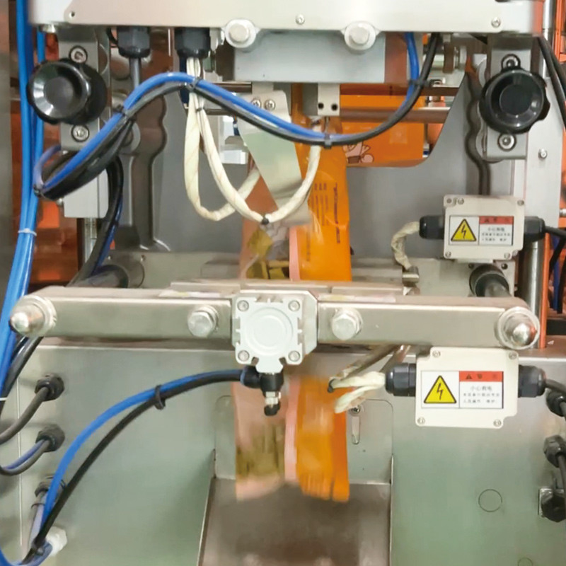 Automatica multi testa pesatrice snack cibo Vffs azoto imballaggio macchina con metal detector