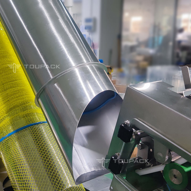 Macchina di imballaggio per sacchetti a maglia di aglio con graffetti Macchina di imballaggio per sacchetti a maglia di zenzero semiautomatica