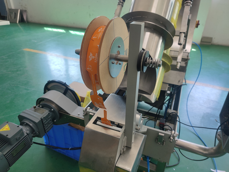 Confezionatrice automatica per sacchi a rete con intervallo di pesatura 3g-5000g per confezionare verdura, frutta, zenzero, patate, agrumi