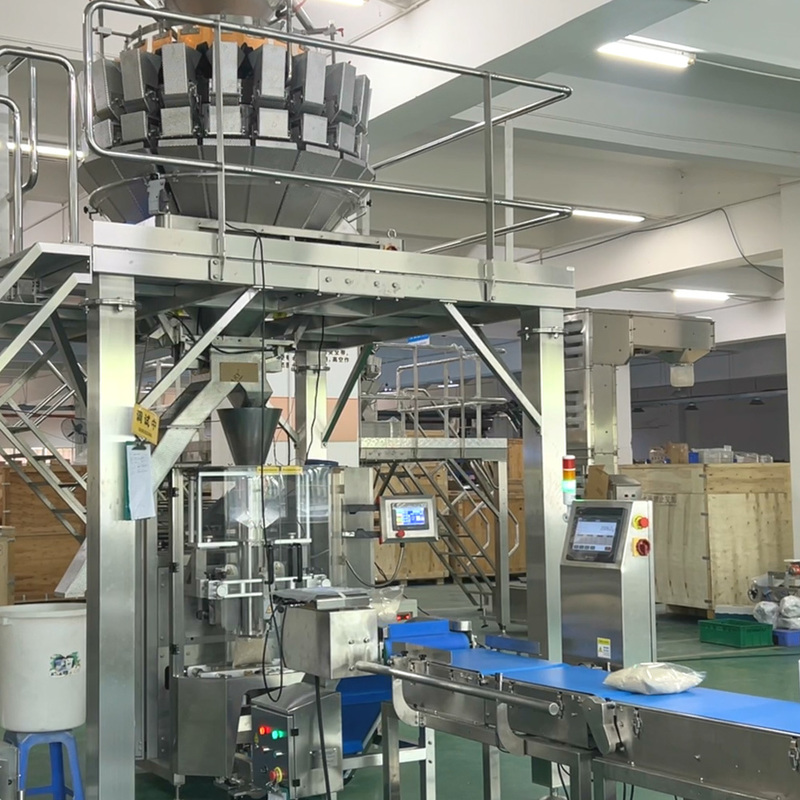 Full Automatic VFFS Weighing Seal Pouch Bag Packaging Coffee Feed Banana Candy Snack Nitrogen Grain Potato Chips Packing Machine